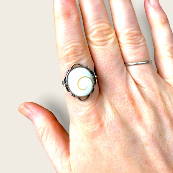 Sterling Silver and Seashell Ring sz. 10 - Picture 1 of 3